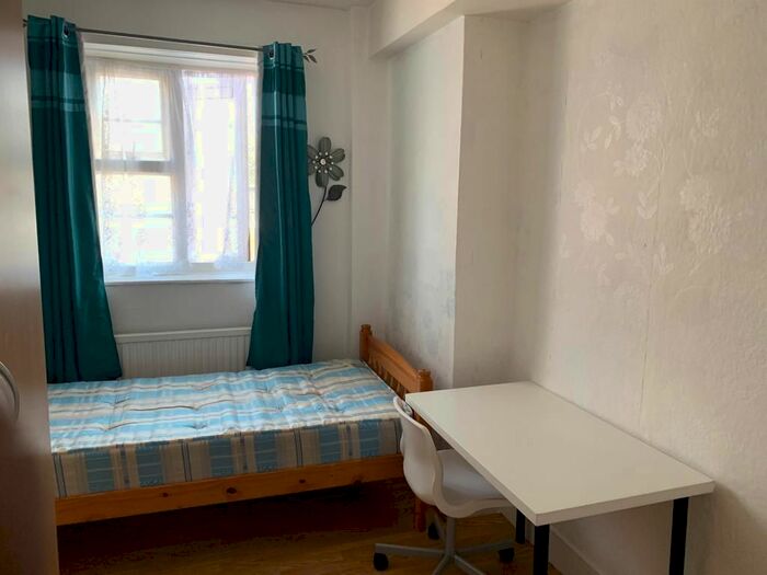 3 Bedroom Flat To Rent In Candida Court, Clarence Way, Camden, London, NW1