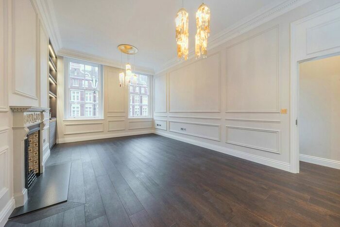 3 Bedroom Flat To Rent In Pont Street, Knightsbridge, London, SW1X