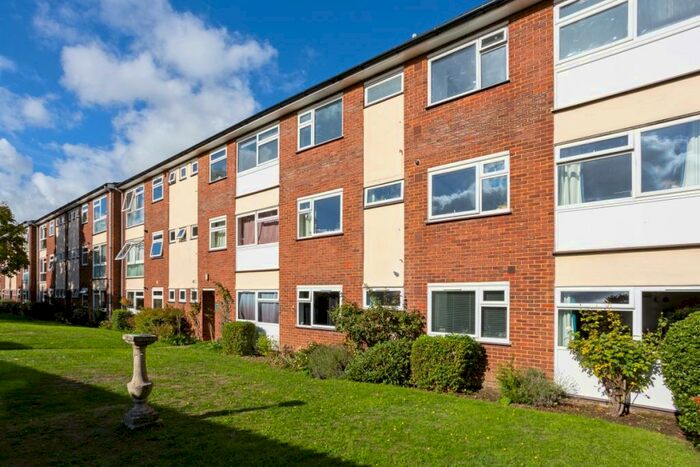 2 Bedroom Flat To Rent In Monks Walk Reigate, RH2