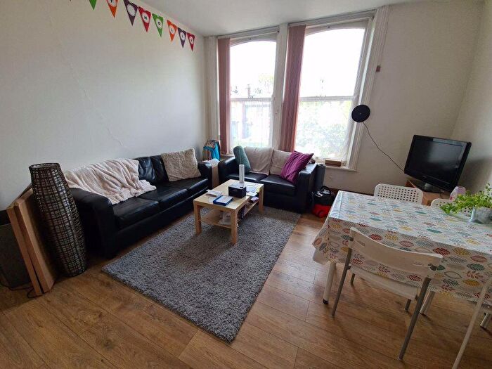 3 Bedroom Flat To Rent In Hyde Terrace, Leeds, LS2