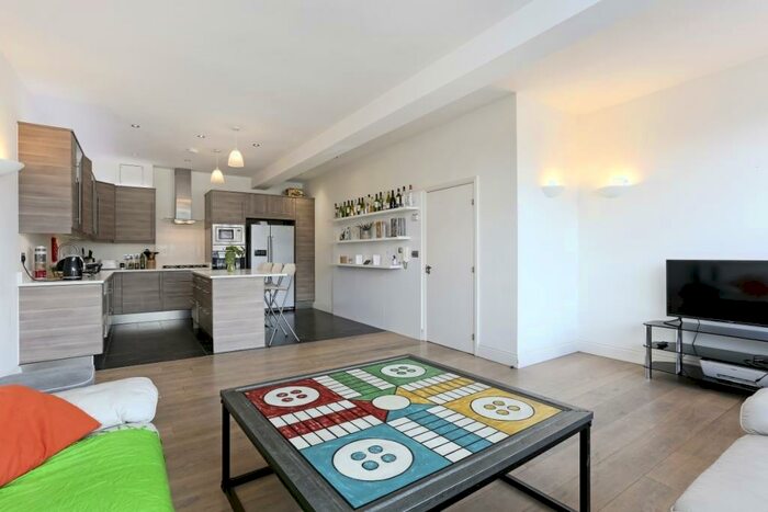 4 Bedroom Apartment To Rent In Villiers Road London, NW2