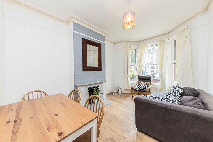 3 Bedroom Flat To Rent In Links Road, Tooting, SW17