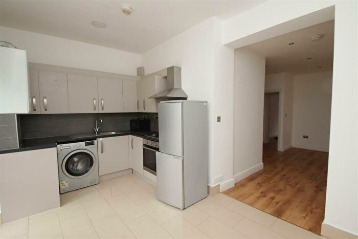1 Bedroom Flat For Sale In North Circular Road, London, N13