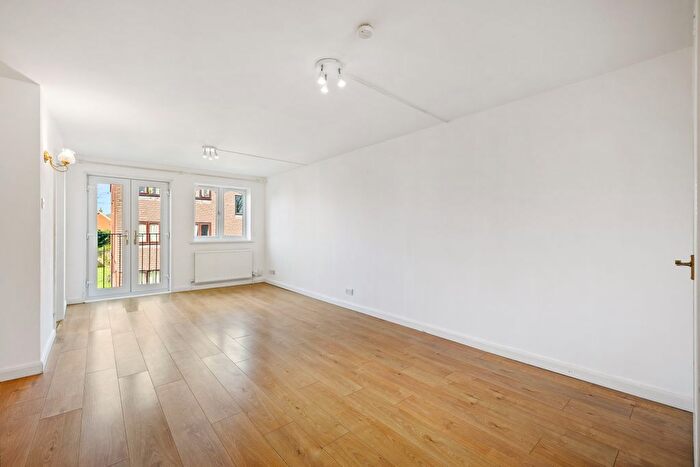 2 Bedroom Flat For Sale In Ref: Gk - Sequoia Park, Crawley, RH11