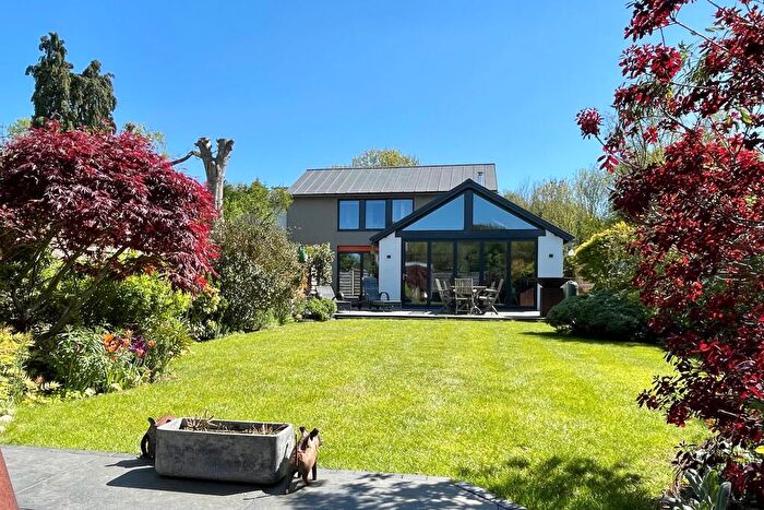 4 Bedroom House For Sale In Masons Bridge Road, Redhill, RH1