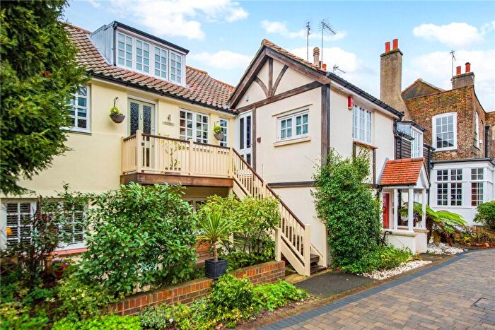 3 Bedroom Maisonette For Sale In Lower Teddington Road, Hampton Wick, KT1