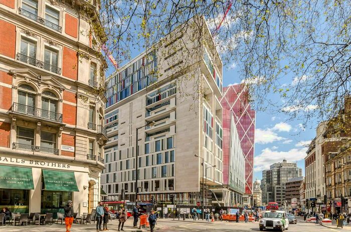 3 Bedroom Flat To Rent In Buckingham Palace Road, Victoria, London, SW1W