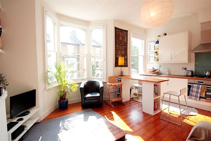 2 Bedroom Flat To Rent In Kellett Road, London, SW2