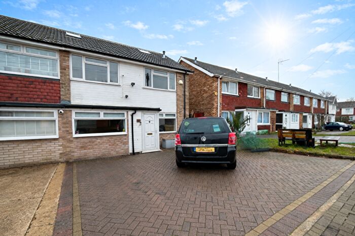 4 Bedroom Semi Detached House For Sale In Tilbury Close, Orpington, BR5