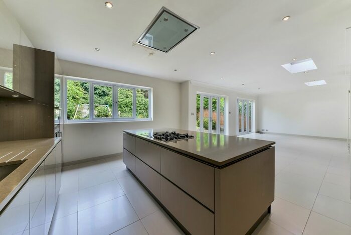 4 Bedroom Detached House To Rent In Brockley Avenue, Stanmore, HA7