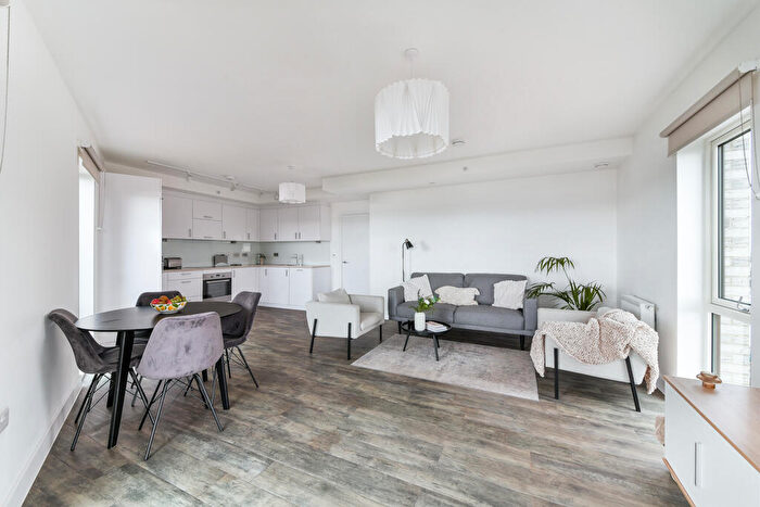 3 Bedroom Apartment To Rent In Pontoon Dock London, E16