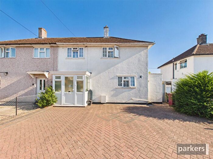 3 Bedroom Semi Detached House For Sale In Holberton Road, Reading, Berkshire, RG2