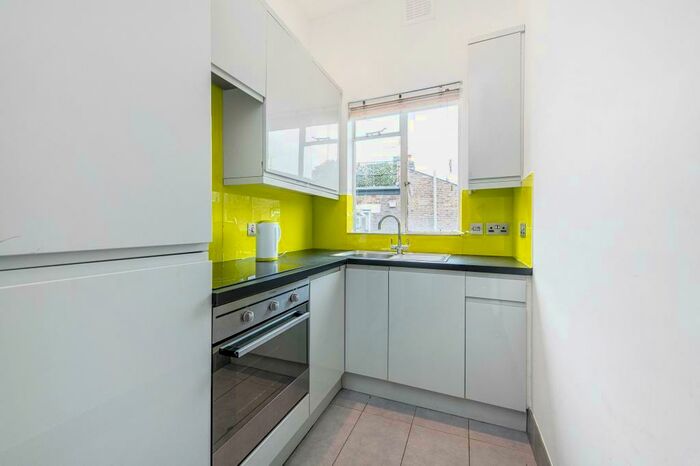 3 Bedroom Flat To Rent In Finborough Road, London, SW10