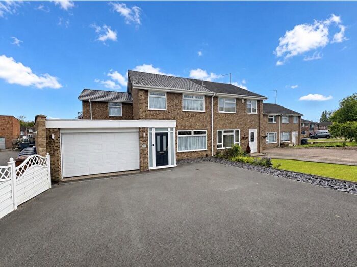 4 Bedroom Semi-Detached House For Sale In Thruxton Drive, Parklands, Northampton, NN3