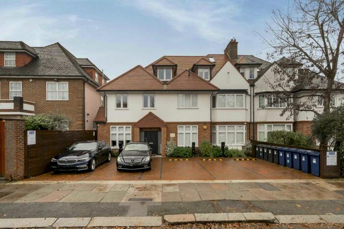 3 Bedroom Flat To Rent In The Ridgeway, Golders Green, NW11