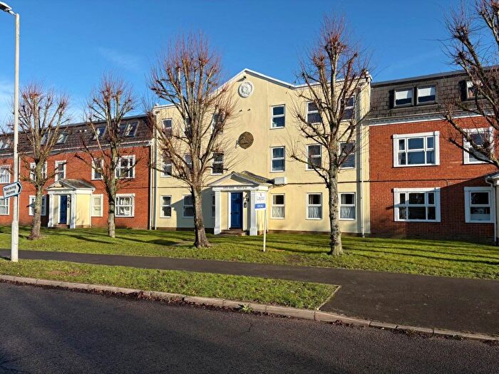 2 Bedroom Flat For Sale In Dove House, Watermead, HP19