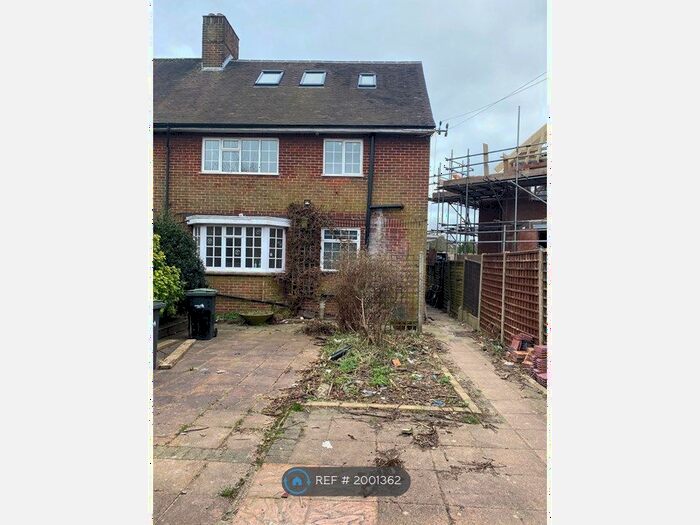 Studio To Rent In Green Road, London, N14