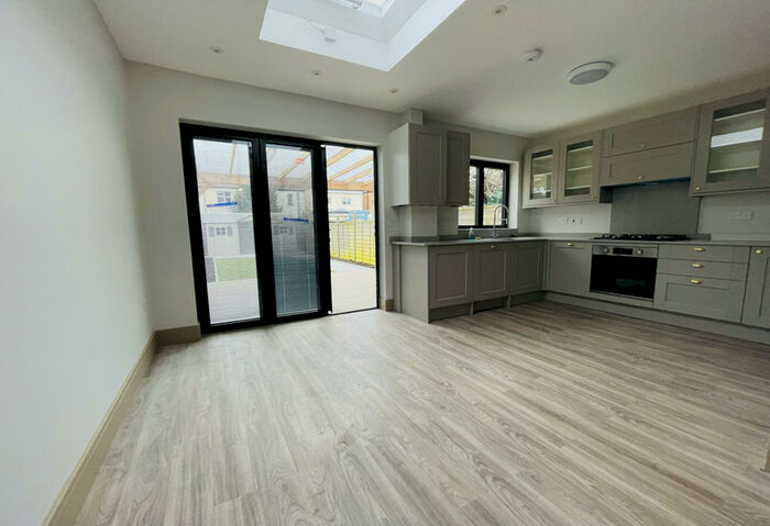 4 Bedroom Semi-Detached House To Rent In Manship Road, Tooting Borders, CR4