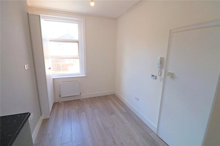 Apartment To Rent In West Hendon Broadway, London, NW9