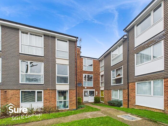 2 Bedroom Flat To Rent In Cuffley Court, Hemel Hempstead, Hertfordshire, HP2