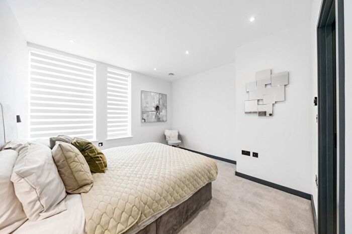 2 Bedroom Flat To Rent In Chertsey, Surrey, KT16