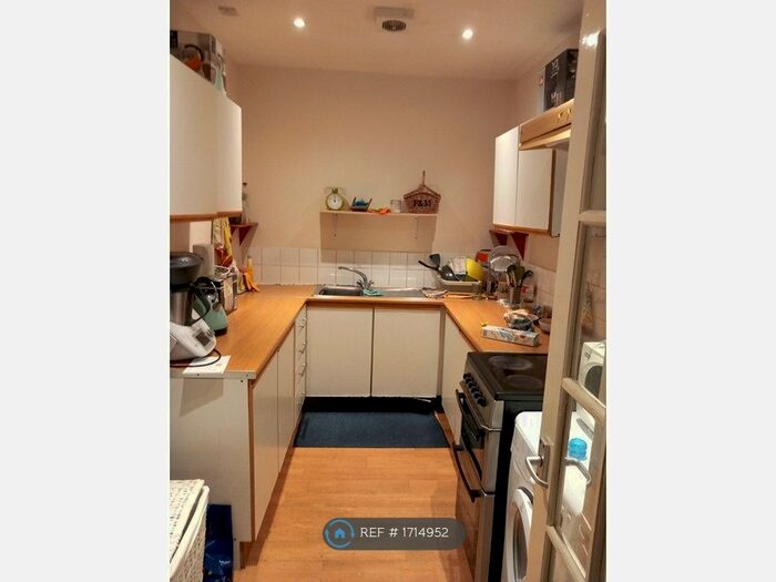 2 Bedroom Flat To Rent In Replingham Road, London, SW18