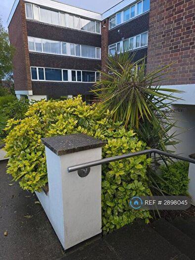 2 Bedroom Flat To Rent In Romford Road, Chigwell, IG7