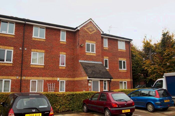 2 Bedroom Flat To Rent In Walpole Road, Burnham, Slough, SL1