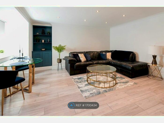 2 Bedroom Flat To Rent In Fairhope Court, Salford, M6