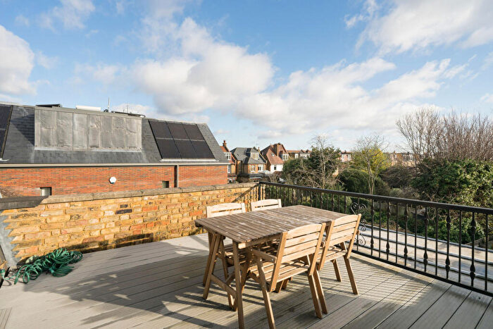 3 Bedroom Maisonette For Sale In Lonsdale Road, London, SW13