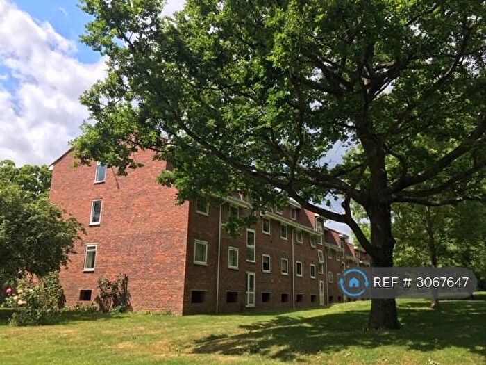 2 Bedroom Flat To Rent In Hayes Lane, Beckenham, BR3