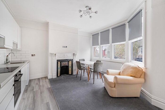 2 Bedroom Apartment To Rent In Rosemont Avenue London, N12