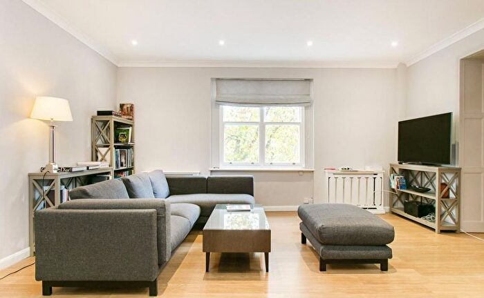 3 Bedroom Flat To Rent In Ovington Square, London, SW3
