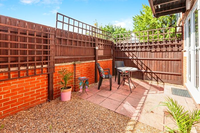 2 Bedroom Flat For Sale In Grove Close, Slough, SL1