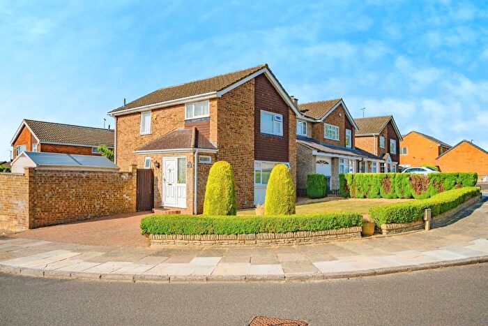 3 Bedroom Detached House For Sale In Turnpike Drive, Luton, LU3