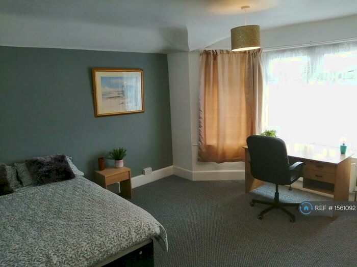 4 Bedroom Semi-Detached House To Rent In Broadlands Road, Southampton, SO17