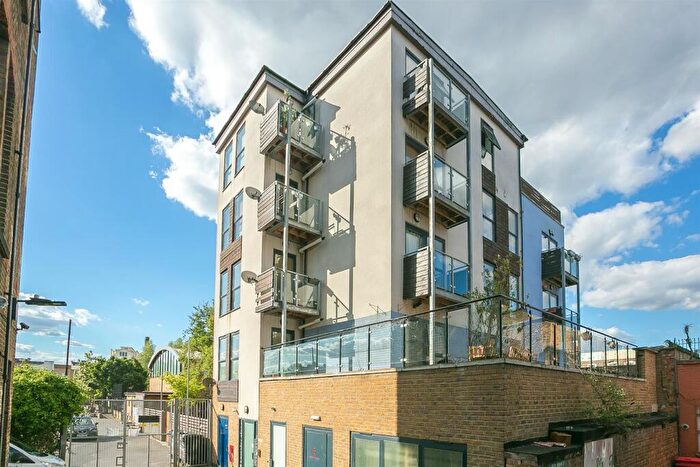 2 Bedroom Flat To Rent In Hercules Place, N7