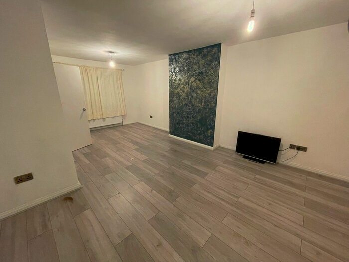 3 Bedroom Semi-Detached House To Rent In Whiteways Road, Sheffield, S4