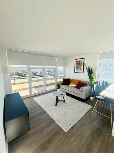 3 Bedroom Flat To Rent In Oldham Road, Manchester, M40