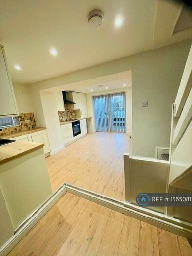 2 Bedroom Semi-Detached House To Rent In Castle Hill, Glossop, SK13