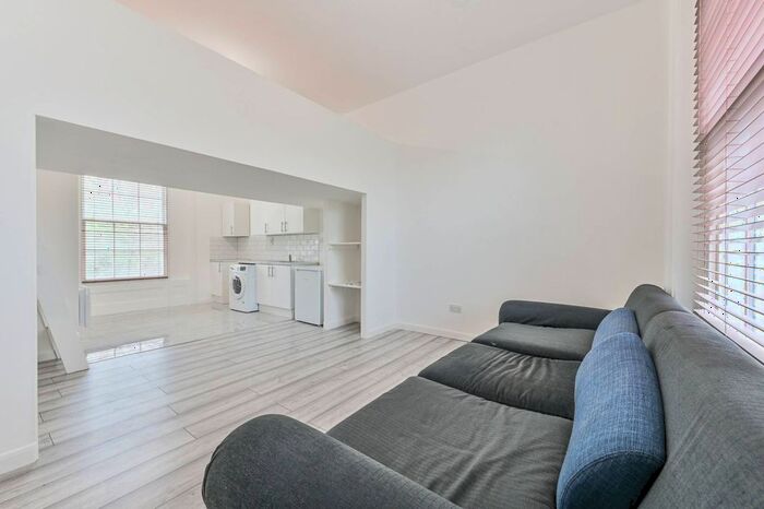 Studio To Rent In Lansdowne Way, Stockwell, London, SW8