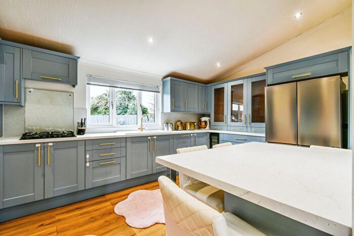 2 Bedroom Mobile/park Home For Sale In Feoffee Common Lane, Barmby Moor, York, YO42