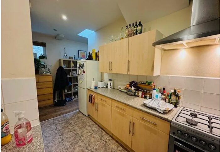 2 Bedroom Flat To Rent In Mile End Road, London, E1