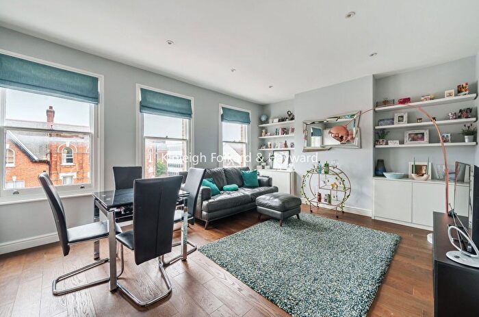 2 Bedroom Flat For Sale In High Road, London, N12