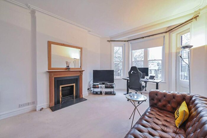 2 Bedroom Flat To Rent In Cremorne Road, Chelsea, London, SW10