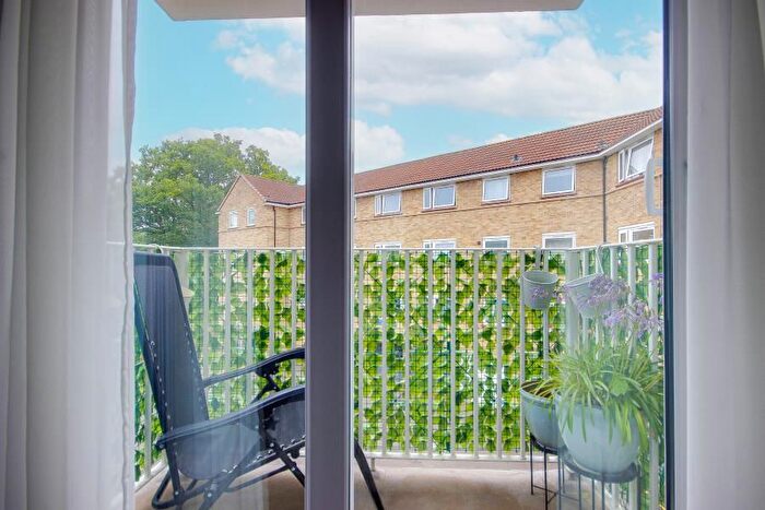 3 Bedroom Flat To Rent In Links Side, Enfield, EN2