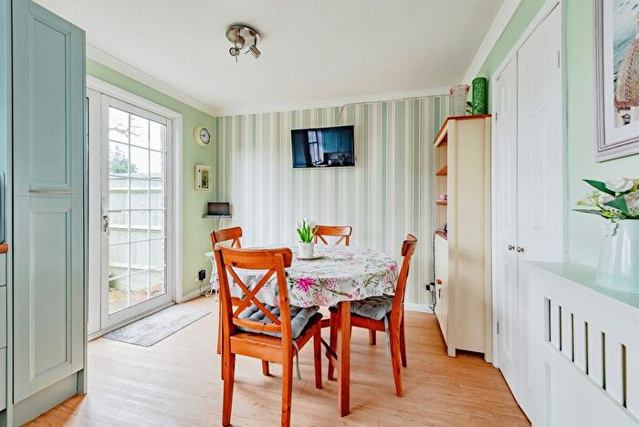 3 Bedroom End Of Terrace House For Sale In Kingsley Road, Crawley, RH11