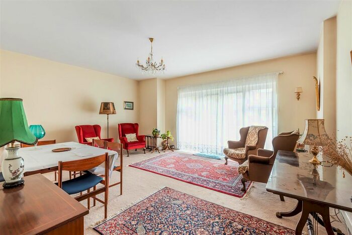 2 Bedroom Flat To Rent In Millennium Square, Shad Thames, SE1