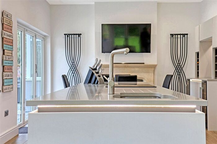 4 Bedroom Detached House For Sale In The Chase, Rochford, Essex, SS4