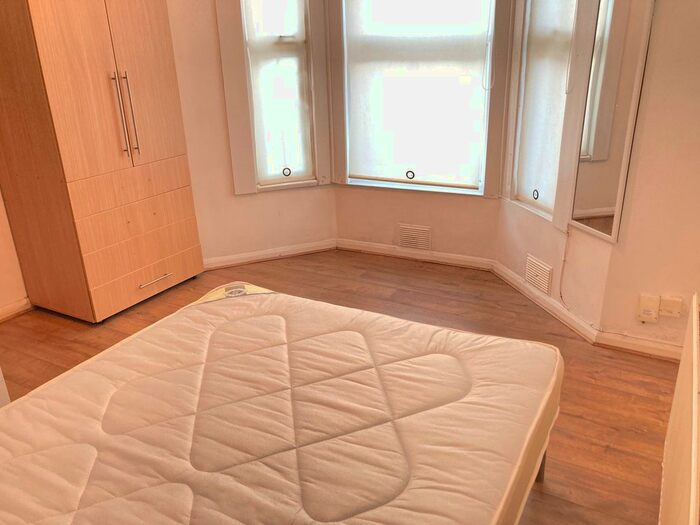 3 Bedroom Flat To Rent In Very Near York Road Area, Acton, W3